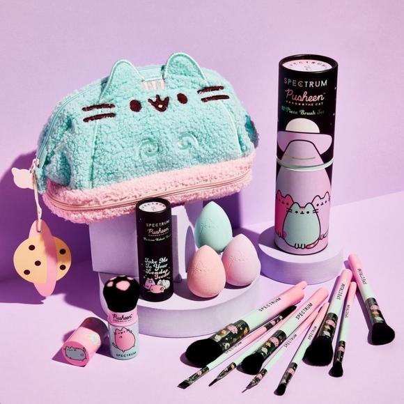 Pusheen Accessories - Pusheen Plush Makeup Bag & Brushes Collection 💗